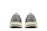 Vista frontal do New Balance New Balance 1906L Silver Shadow Grey Mesh Sintético Slip-on mostrando biqueira e costuras