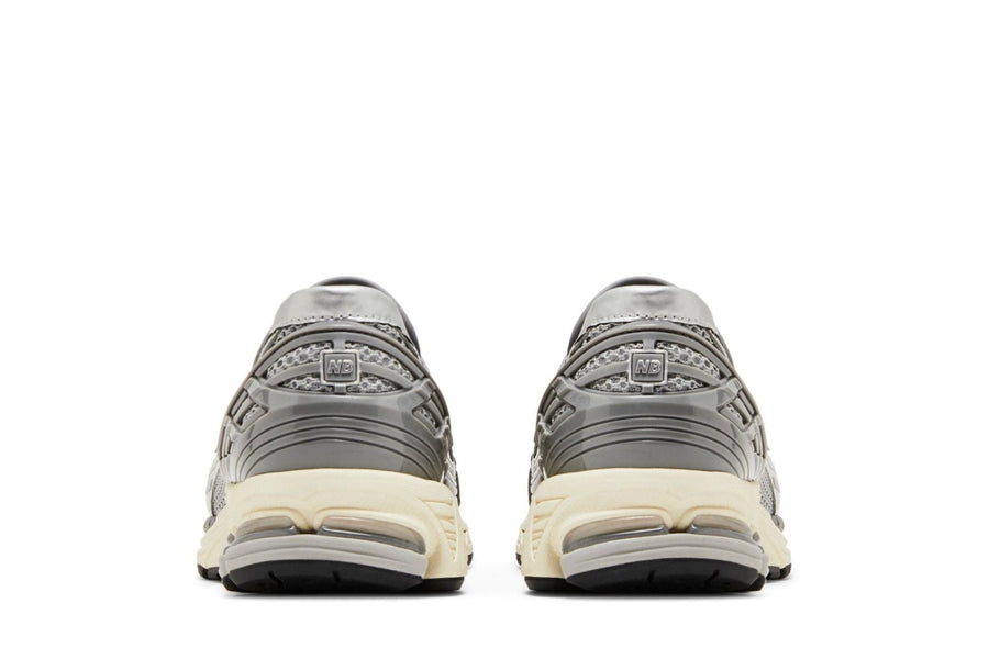 Vista frontal do New Balance New Balance 1906L Silver Shadow Grey Mesh Sintético Slip-on mostrando biqueira e costuras