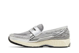 Vista lateral do New Balance New Balance 1906L Silver Shadow Grey Mesh Sintético Slip-on mostrando design do cabedal e logo da marca