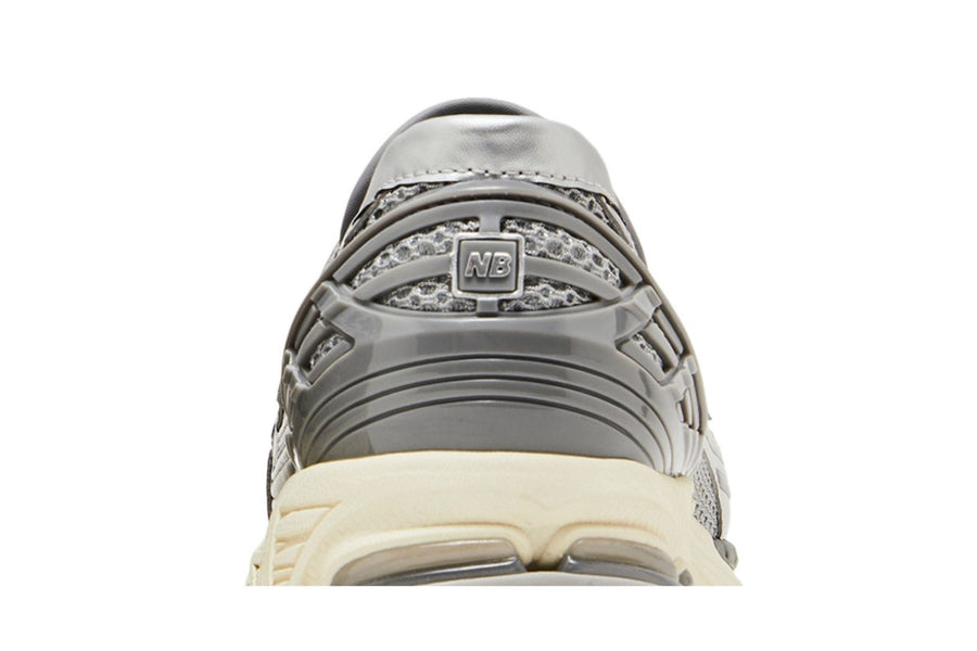 Vista do solado do New Balance New Balance 1906L Silver Shadow Grey Mesh Sintético Slip-on mostrando padrão de tração e tecnologia de amortecimento
