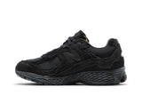 Vista lateral do New Balance New Balance 2002R Protection Pack Phantom Cinza Camurça Mesh mostrando design do cabedal e logo da marca
