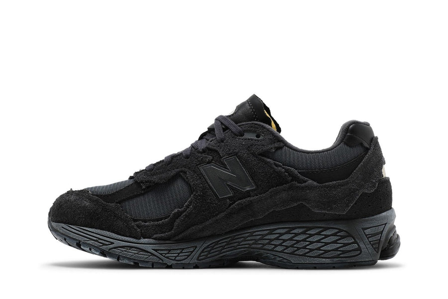 Vista lateral do New Balance New Balance 2002R Protection Pack Phantom Cinza Camurça Mesh mostrando design do cabedal e logo da marca
