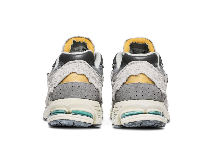 Vista frontal do New Balance New Balance 2002R Protection Pack Rain Cloud Suede Mesh mostrando biqueira e costuras