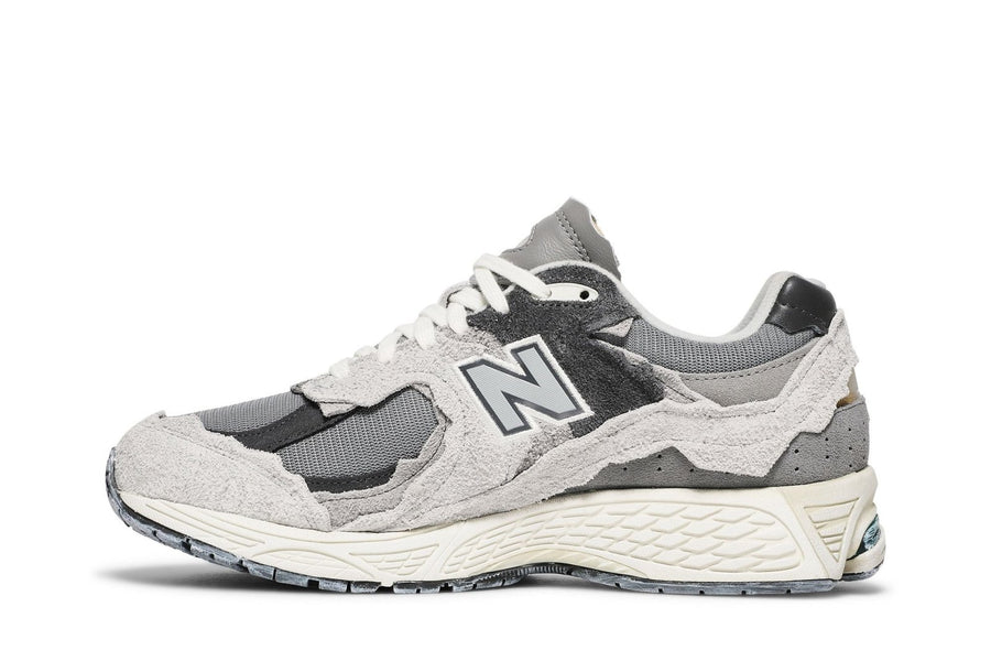 Vista lateral do New Balance New Balance 2002R Protection Pack Rain Cloud Suede Mesh mostrando design do cabedal e logo da marca