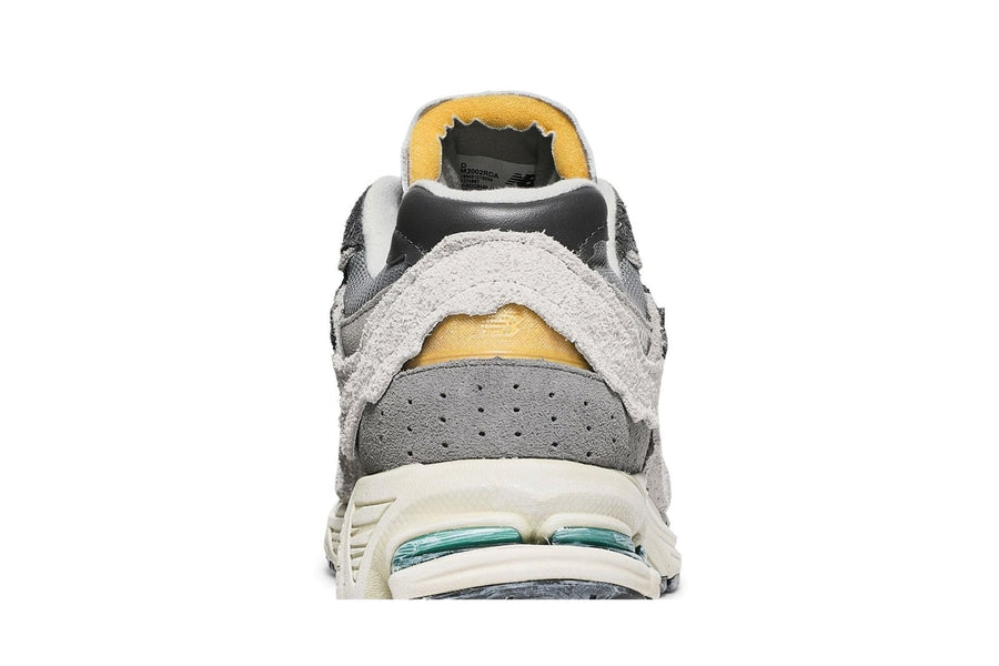 Vista do solado do New Balance New Balance 2002R Protection Pack Rain Cloud Suede Mesh mostrando padrão de tração e tecnologia de amortecimento