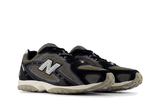Vista traseira do New Balance New Balance 204L Black Magnet mostrando calcanheira e detalhes do solado