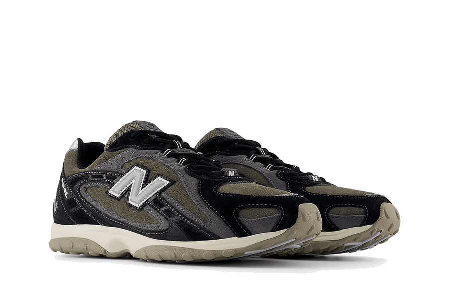 Vista traseira do New Balance New Balance 204L Black Magnet mostrando calcanheira e detalhes do solado