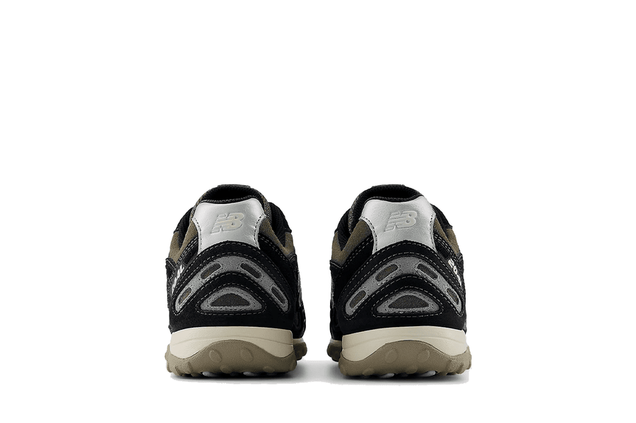 Vista frontal do New Balance New Balance 204L Black Magnet mostrando biqueira e costuras