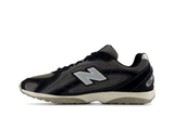 Vista lateral do New Balance New Balance 204L Black Magnet mostrando design do cabedal e logo da marca