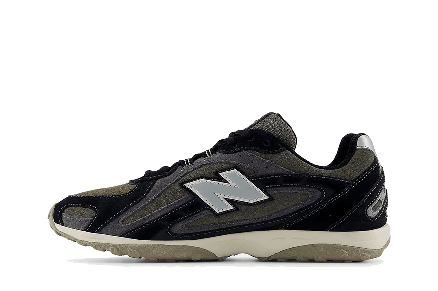 Vista lateral do New Balance New Balance 204L Black Magnet mostrando design do cabedal e logo da marca