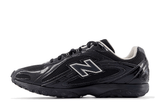 Vista lateral do New Balance New Balance 204L Black Timberwolf mostrando design do cabedal e logo da marca