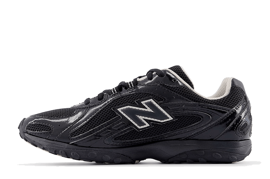 Vista lateral do New Balance New Balance 204L Black Timberwolf mostrando design do cabedal e logo da marca