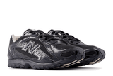Vista superior do New Balance New Balance 204L Black Timberwolf mostrando abertura, lingueta e cadarços