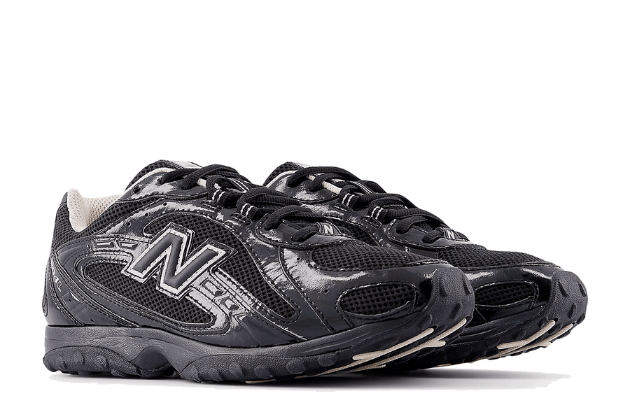 Vista superior do New Balance New Balance 204L Black Timberwolf mostrando abertura, lingueta e cadarços