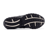 Vista frontal do New Balance New Balance 204L Black Timberwolf mostrando biqueira e costuras