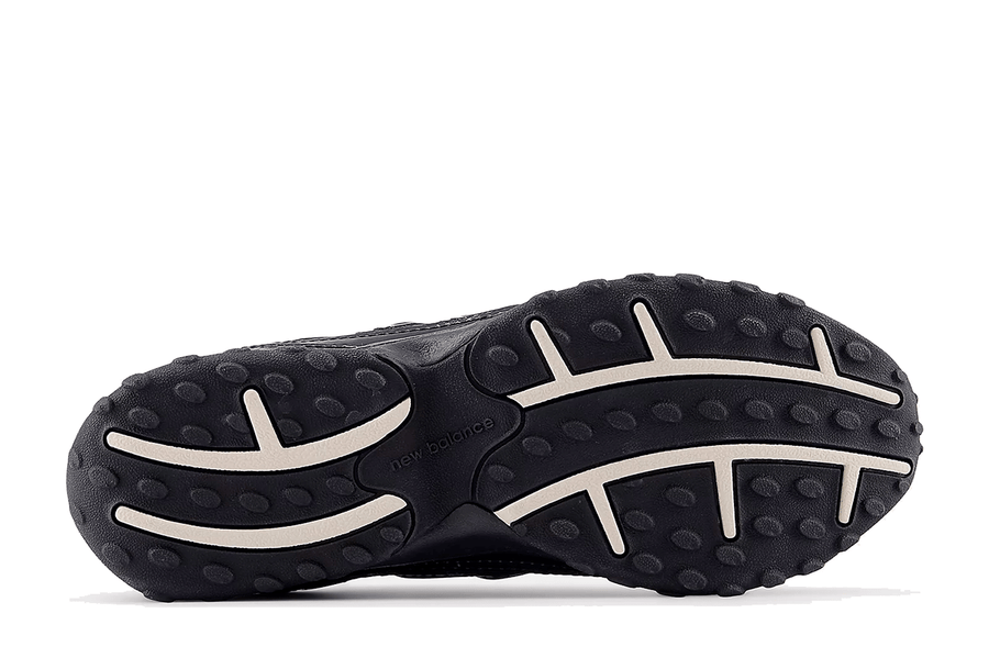 Vista frontal do New Balance New Balance 204L Black Timberwolf mostrando biqueira e costuras