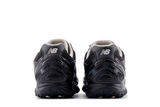 Vista traseira do New Balance New Balance 204L Black Timberwolf mostrando calcanheira e detalhes do solado