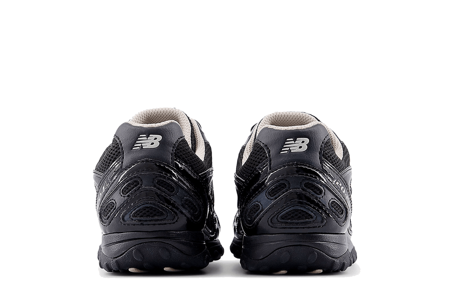 Vista traseira do New Balance New Balance 204L Black Timberwolf mostrando calcanheira e detalhes do solado
