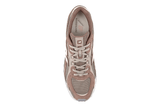 Vista frontal do New Balance New Balance 204L Cortado mostrando biqueira e costuras