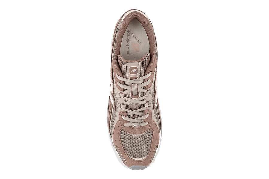 Vista frontal do New Balance New Balance 204L Cortado mostrando biqueira e costuras
