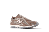 Vista traseira do New Balance New Balance 204L Cortado mostrando calcanheira e detalhes do solado