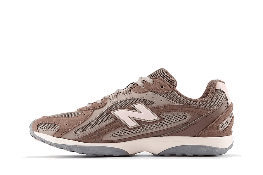 Vista lateral do New Balance New Balance 204L Cortado mostrando design do cabedal e logo da marca