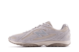 Vista lateral do New Balance New Balance 204L Grey Matter Shipyard mostrando design do cabedal e logo da marca