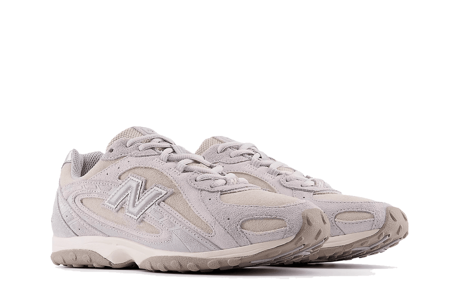 Vista traseira do New Balance New Balance 204L Grey Matter Shipyard mostrando calcanheira e detalhes do solado