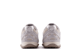 Vista frontal do New Balance New Balance 204L Grey Matter Shipyard mostrando biqueira e costuras