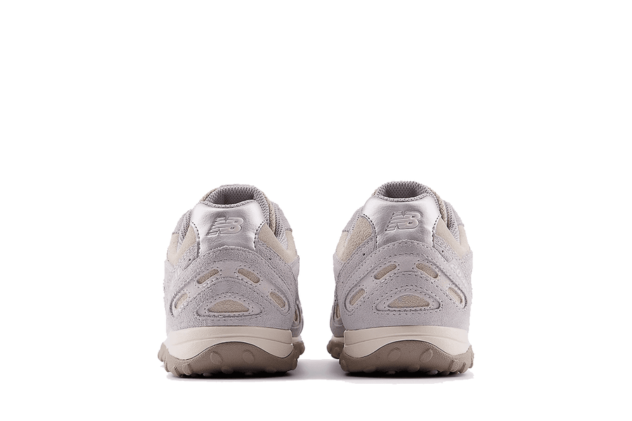 Vista frontal do New Balance New Balance 204L Grey Matter Shipyard mostrando biqueira e costuras