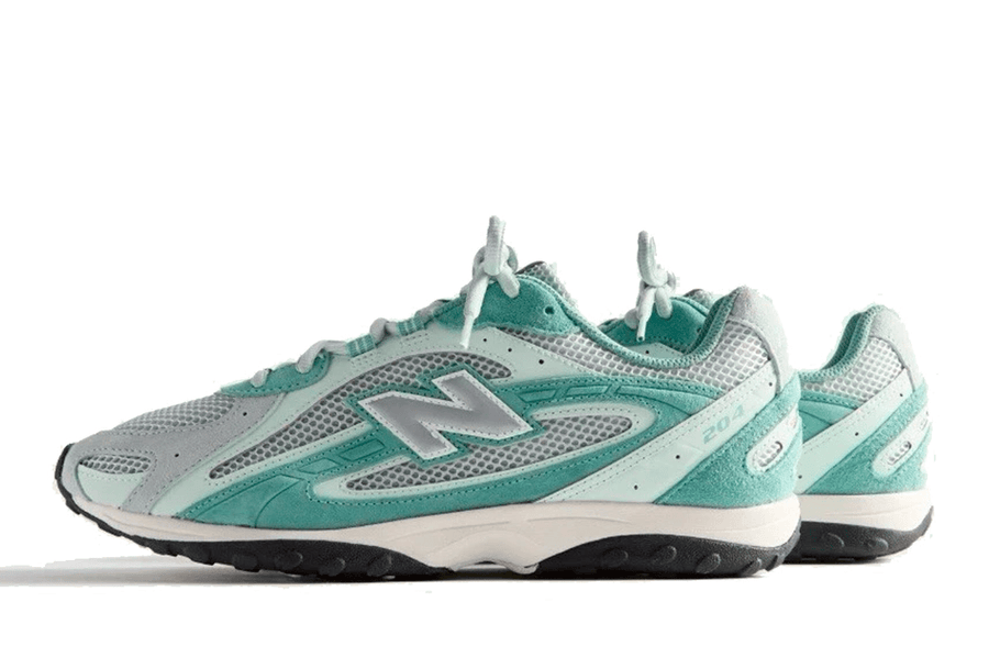 Vista traseira do New Balance New Balance 204L Kith Green Silver mostrando calcanheira e detalhes do solado