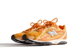 Vista lateral do New Balance New Balance 204L Kith Orange mostrando design do cabedal e logo da marca