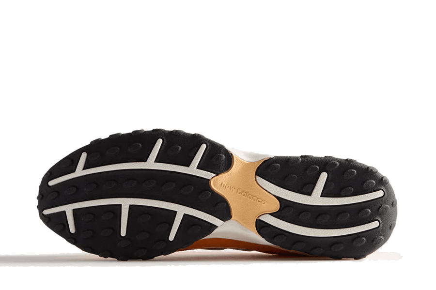 Vista frontal do New Balance New Balance 204L Kith Orange mostrando biqueira e costuras