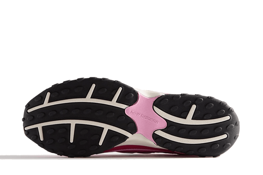 Vista superior do New Balance New Balance 204L Kith Pink mostrando abertura, lingueta e cadarços