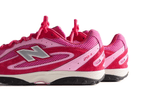 Vista lateral do New Balance New Balance 204L Kith Pink mostrando design do cabedal e logo da marca