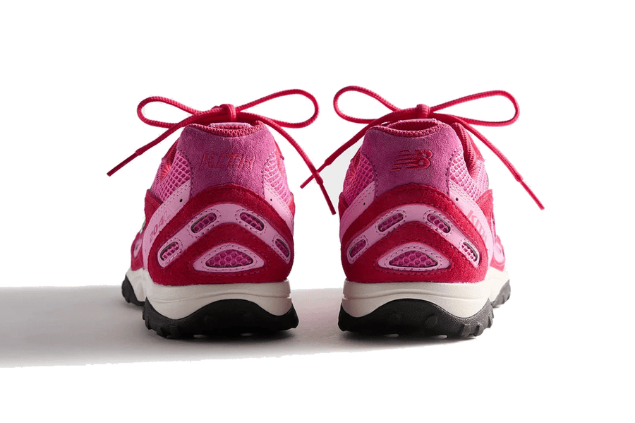 Vista frontal do New Balance New Balance 204L Kith Pink mostrando biqueira e costuras