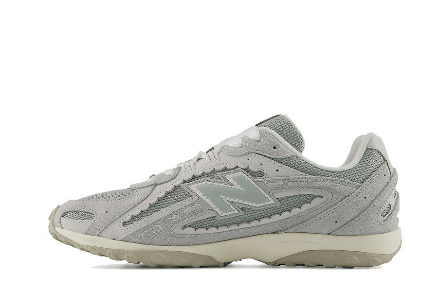 Vista lateral do New Balance New Balance 204L Lone Star Grey mostrando design do cabedal e logo da marca