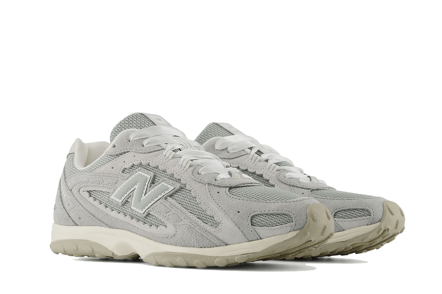 Vista traseira do New Balance New Balance 204L Lone Star Grey mostrando calcanheira e detalhes do solado