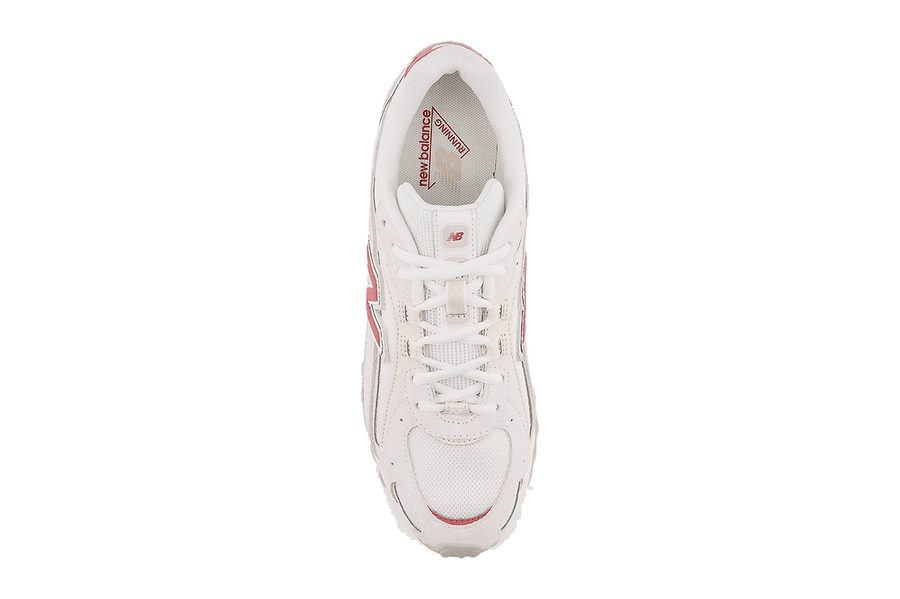 Tênis New Balance 204L em branco com detalhes em marrom e sal marinho.
