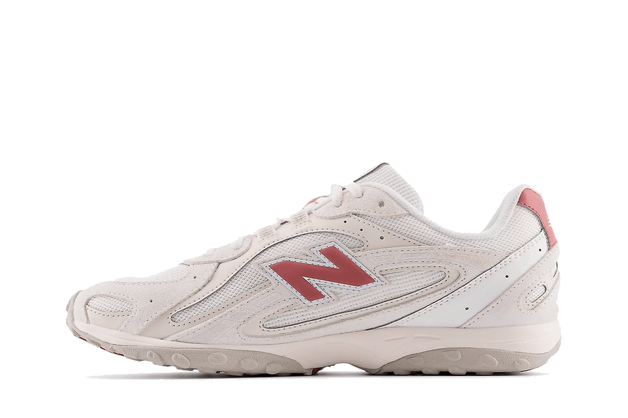 Tênis New Balance 204L em branco com detalhes em marrom e sal marinho