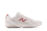 Tênis New Balance 204L em branco com detalhes em vermelho e sal marinho.