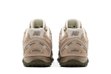 Vista frontal do New Balance New Balance 204L Mushroom Arid Stone mostrando biqueira e costuras