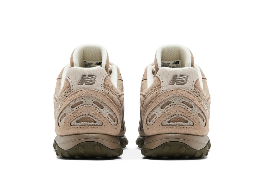 Vista frontal do New Balance New Balance 204L Mushroom Arid Stone mostrando biqueira e costuras