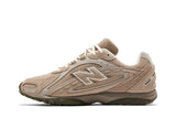 Vista lateral do New Balance New Balance 204L Mushroom Arid Stone mostrando design do cabedal e logo da marca