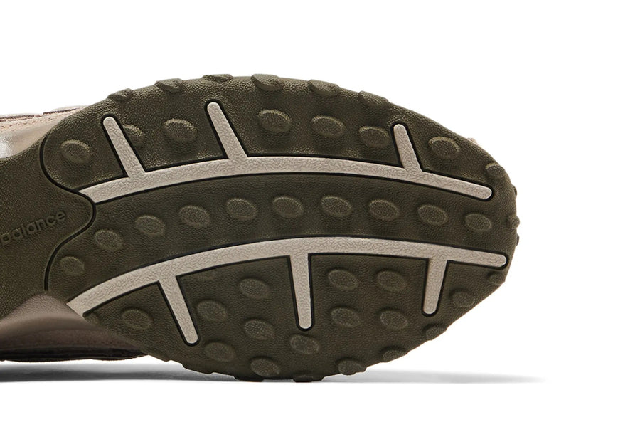 Vista superior do New Balance New Balance 204L Mushroom Arid Stone mostrando abertura, lingueta e cadarços