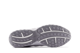 Vista frontal do New Balance New Balance 204L Natural mostrando biqueira e costuras