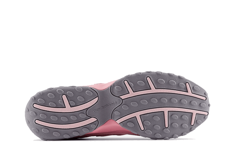 Vista frontal do New Balance New Balance 204L Pastel Pink mostrando biqueira e costuras