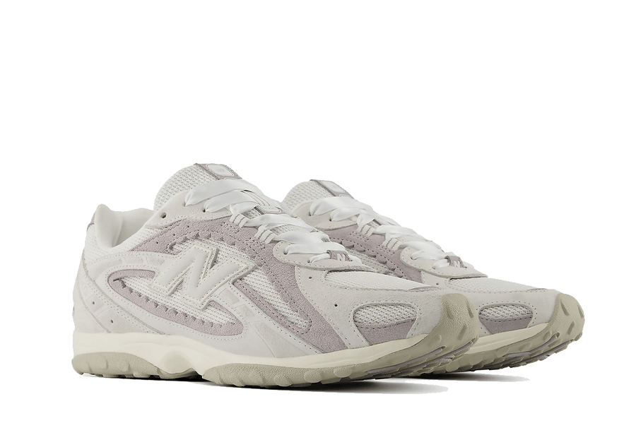 Vista traseira do New Balance New Balance 204L Reflection mostrando calcanheira e detalhes do solado