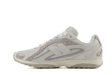 Vista lateral do New Balance New Balance 204L Reflection mostrando design do cabedal e logo da marca