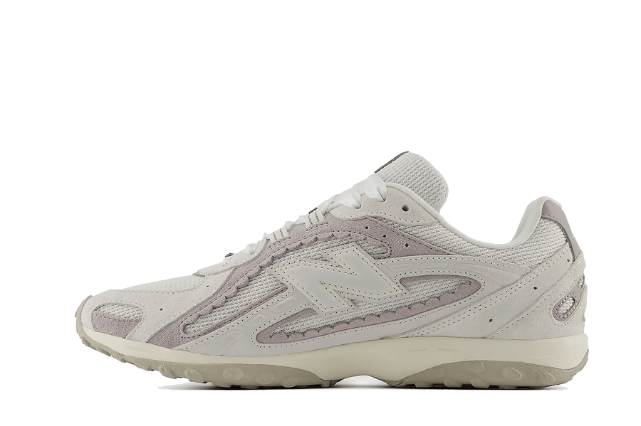 Vista lateral do New Balance New Balance 204L Reflection mostrando design do cabedal e logo da marca